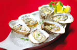 CHILLED NATURAL OYSTERS WITH FRESH LEMON